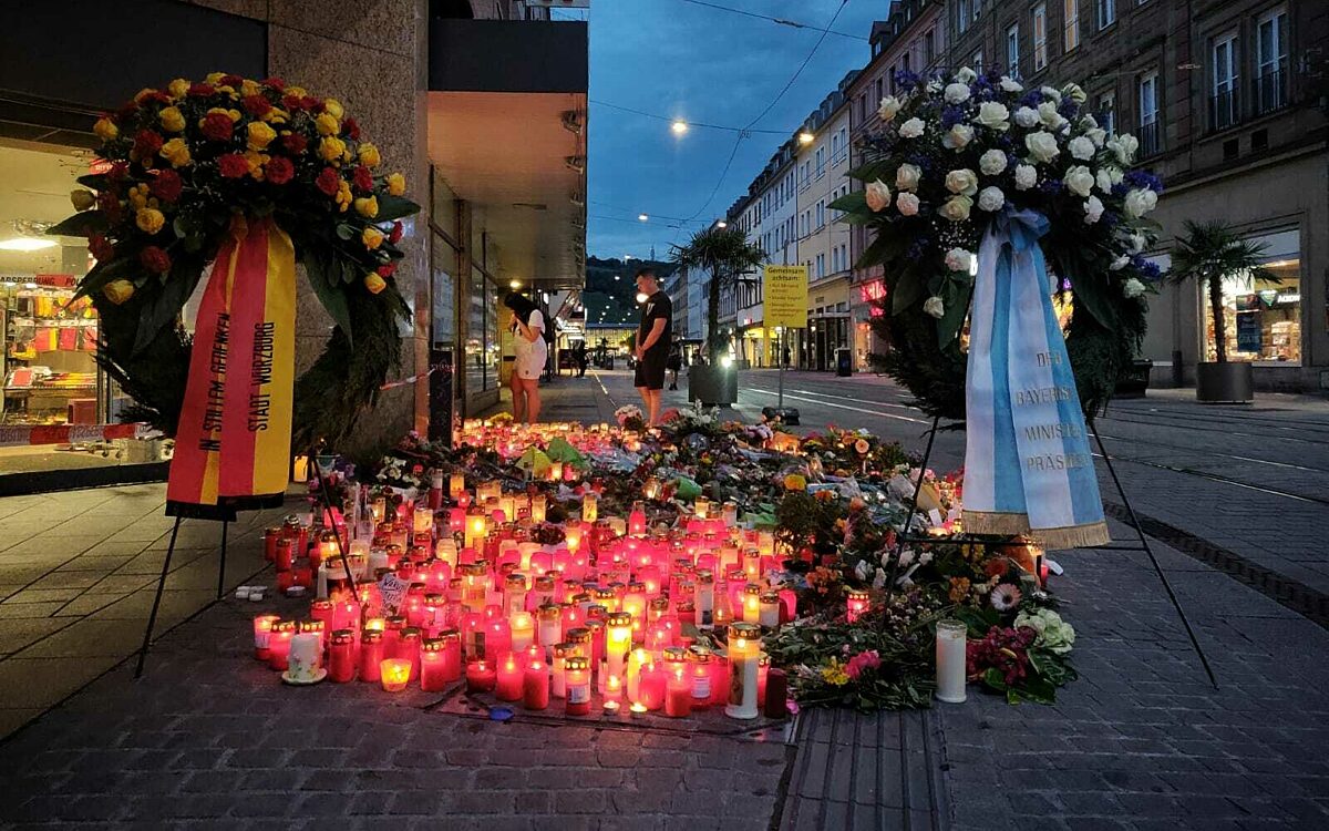 Zahlreiche Kerzen leuchten in der Dämmerung am Barbarossaplatz Zahlreiche Kerzen leuchten in der Dämmerung am Barbarossaplatz